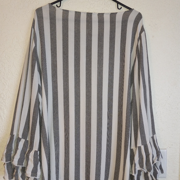 ODDY Bell Sleeve Blouse - Picture 5 of 8